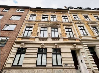 Kernsaniert & hochwertig möbliert: 2,5-Zimmer-Wohnung mit Garten in Pempelfort