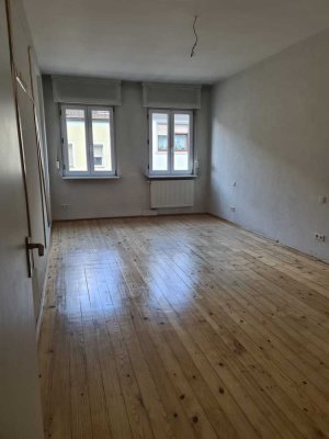 Schöne helle 2. ZM-Wohnung mit Balkon im Herzen von Bruchsal ab 01.07.2025 zu vermieten.