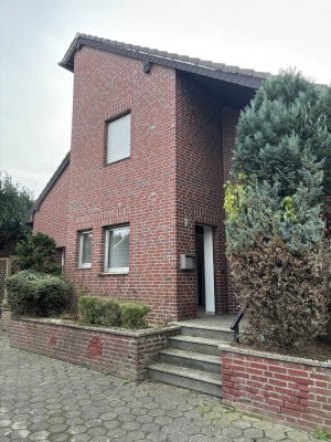 ***zwei Doppelhaushälften mit vier Garagen***