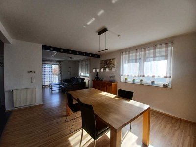 Zweifamilienhaus mit großer Maisonette und EG‑Wohnung!