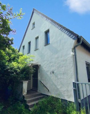 Sanierung oder Neubau: Freistehendes Haus auf großem Grundstück mit Doppelgarage