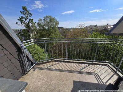Lichtdurchflutete 3-Raum-Wohnung im Dachgeschoss mit hohen Decken und großer Terrasse