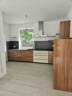 Erstbezug nach Sanierung: 3-Zi.-Wohnung mit Balkon & PKW-Stellplatz in Porta Westfalica