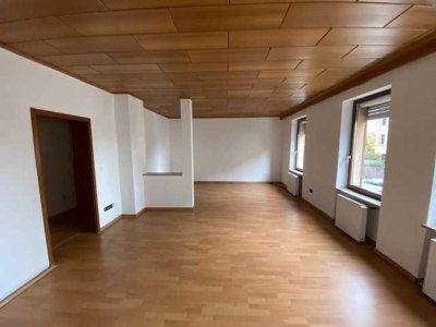 Gepflegte Wohnung mit viereinhalb Zimmern in Fürth, WG geeignet