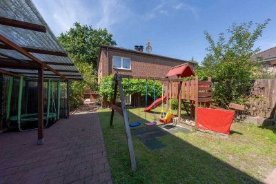 Familienfreundliche Doppelhaushälfte in ruhiger Wohnlage mit Terrasse, Garten, Garage und Carport