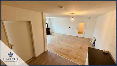 Modern geschnittene Wohnung mit Kaminofen in historischem Fachwerkhaus mit Einbauküche
