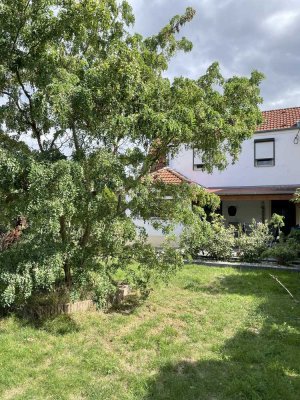 *** Kleine Wohlfühloase mit großem Grundstück - bereit für Ihren  persönlichen Schliff ***