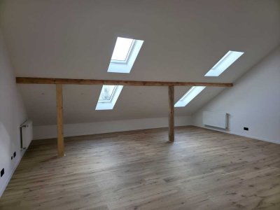 Exklusives Wohnen nahe DEZ – Dachgeschosswohnung mit Firsthöhe & Domblick