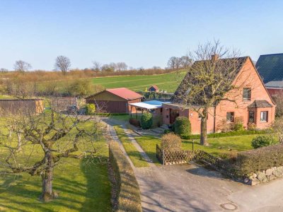 Rotklinkerhaus auf großem Grundstück in Feldrandlage