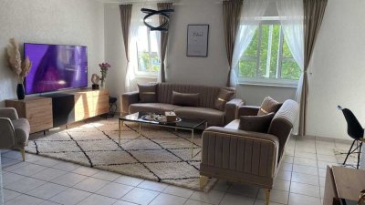In Groß-Zimmern: Gepflegte Wohnung mit drei Zimmern und Balkon