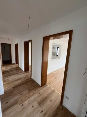 Helle 3,5 Zimmerwohnung (ca. 86 m²) - Erstbezug - mit Dachterrasse, Balkon & Garten
