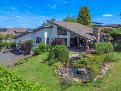 Architektonisch reizvolles Einfamilienhaus mit ELW in Ortsrandlage von Urbach!