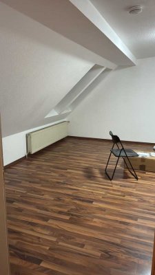 Helles WG-Zimmer mit großem Balkon & neuem Boden – voll ausgestattete Gemeinschaftsküche