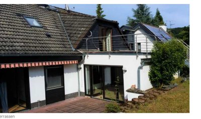 Schöne 3 Zimmer Dachgeschosswohnung mit grosser Terrasse in ruhiger Lage