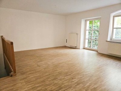 Schöne sanierte 4 Zimmer Altbauwohnung