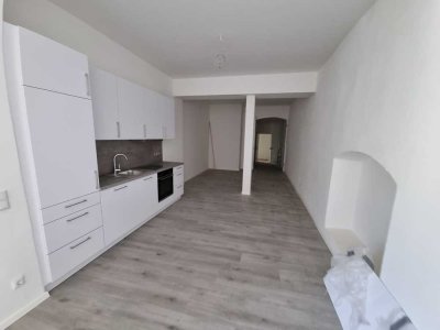 Bestens aufzuteilen! 1-Zimmer-Appartement mit sehr großzügigen Wohn-Schlafbereich und Duschbad