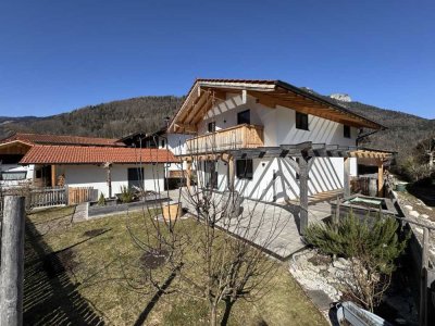 Stilles, modernes Einfamilienhaus mit Einbauküche, Garage und Gartenhaus