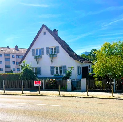 Historisches Landhaus mit traumhaftem Naturgarten in Neusäß!