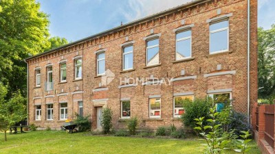 Teilsaniertes Mehrfamilienhaus mit 4 Wohneinheiten und 4 Garagen auf großzügigem Grundstück