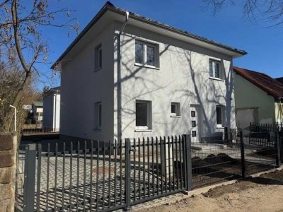 Erstbezug: moderne Stadtvilla mit geh. Innenausstattung und EBK in idyllischer Lage