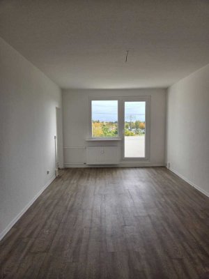 gut geschnittene 3-Raum-Wohnung mit Wannenbad, Südbalkon und Keller