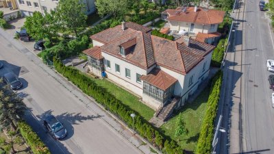 Sanierungsbedürftige Wienerwald-Villa mit 2 Wohnungen - Grenze zu Rodaun