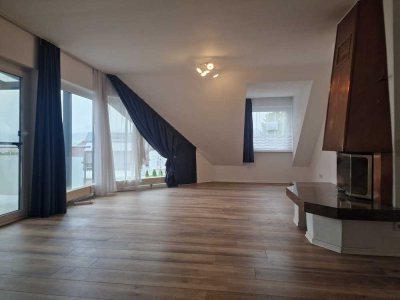 Geräumige 3 Zimmer-Wohnung im gepflegten Mehrfamilienhaus mit Kamin und Balkon!