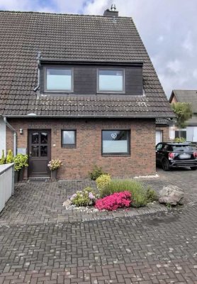 Moderne Doppelhaushälfte mit Garage, Stellplatz, Balkon & ausgebautem Dachstudio