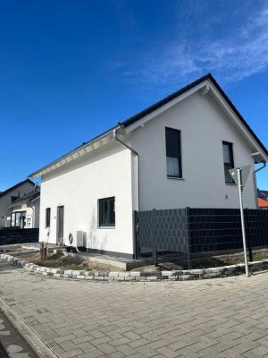 Neuwertiges Einfamilienhaus (Bj. 2018 in Neubaugebiet) in Pfeddersheim von Privat!