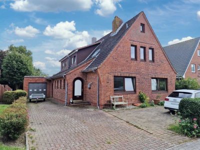 Großzügig, nah am Meer: Wohnhaus mit Kaminzimmer, Garage & Garten