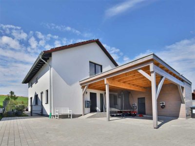 Modernes Familienidyll im Grünen