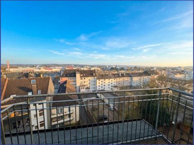 Wohnen über den Dächern: Lichtdurchflutete Dachgeschosswohnung mit Fernblick