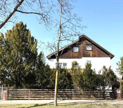Zweifamilienhaus in Wilhelmstadt mit wunderschönem Garten