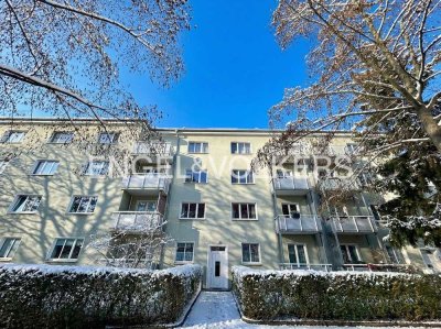 Leerstehende Zwei-Zimmer-Wohnung mit Balkon und großer heller Küche