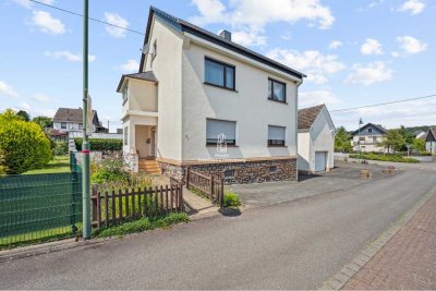 Leerstehendes Zweifamilienhaus mit ausgebautem Dachgeschoss, Garage & Stellplätzen