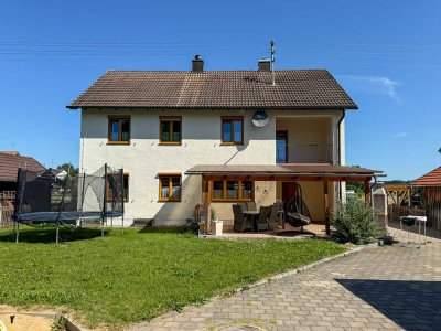 Renoviertes Einfamilienhaus mit großer Werkstatthalle auf schönem Grundstück