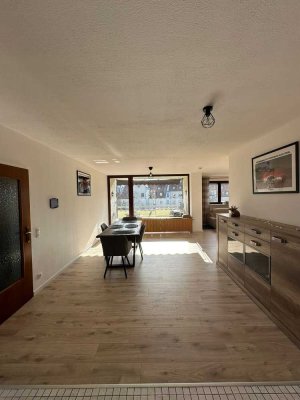Sonnige und geräumige 2 Zi Wohnung mit Küche TG Lift