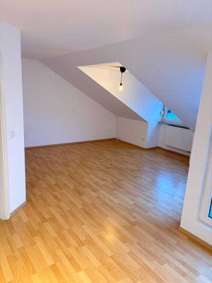 Helle 2-Zimmer-Dachgeschosswohnung mit Balkon & Einbauküche in Ingolstadt-Süd