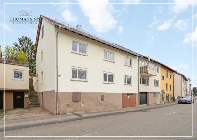 ZWEIFAMILIENHAUS MIT ANGEBAUTEM REIHENHAUS UND GROßEM GARTEN IN ZENTRALER LAGE FÜR IHRE GROßFAMILIE
