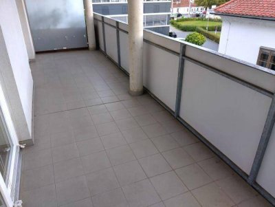 Ruhiger 2 ZIMMER-NEUBAU + sonniger Süd-Balkon 15,5m² + extra Küche möbliert + Bad/Wanne + WC + Lift!