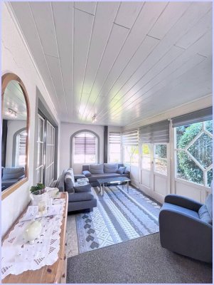 Wunderschönes Wohnhaus in Traumlage.Gepflegter Garten, Pool, geräumige Aufteilung. 6 Zimmer, Garage