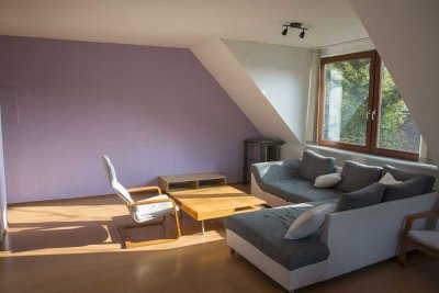 Ab Oktober 2,5-Zimmer-DG-Wohnung mit Balkon, EBK in Norderstedt.