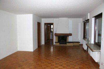Helle 3,5-Zimmer-Wohnung mit großem Balkon, Wintergarten, Kamin, EBK und Treppenlift in LE-Musberg