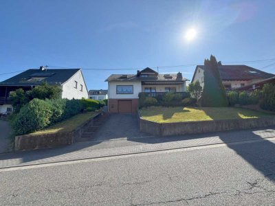 Ein- bis Zweifamilienhaus mit Garage und Garten