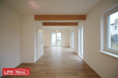 Schlüsselfertiges Neubau-Holzriegelhaus in ruhiger Waldrandlage – Großzügiges Grundstück inklusive