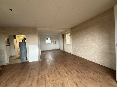 Großzügige Erdgeschosswohnung mit Balkon, 28 m² Dachterrasse und Garage