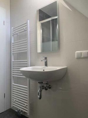 Exklusive 2-Zimmer-Dachgeschosswohnung mit EBK in Mühlheim am Main