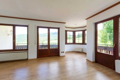 Lichtdurchflutete Wohnung in idyllischer Lage mit drei Balkonen