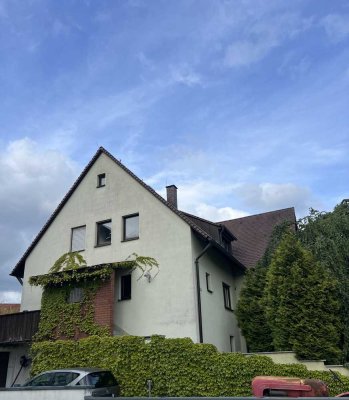 Großzügiges Zweifamilienhaus mit großem Garten, Pool, 3 Stellplätzen, Carport und zwei Garagen