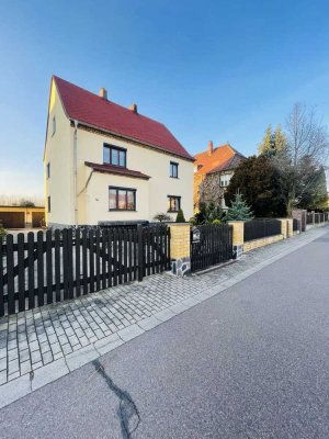 Schönes Einfamilienhaus oder Generationswohnen mit 2 Garagen in Pegau zu verkaufen